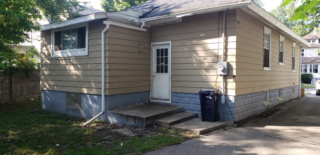 Building Photo - Spacious 2 Bedroom Southside Holland