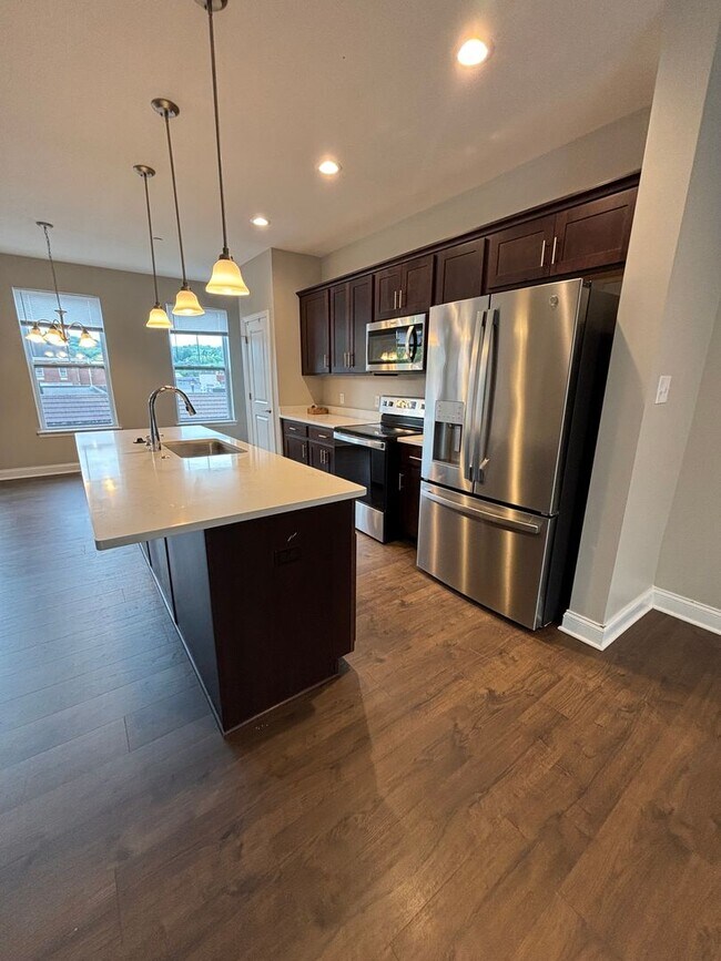 Building Photo - Beautiful Townhome in Cannosburg!