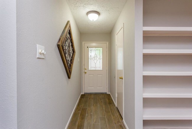 Building Photo - 1534 Vickery Dr