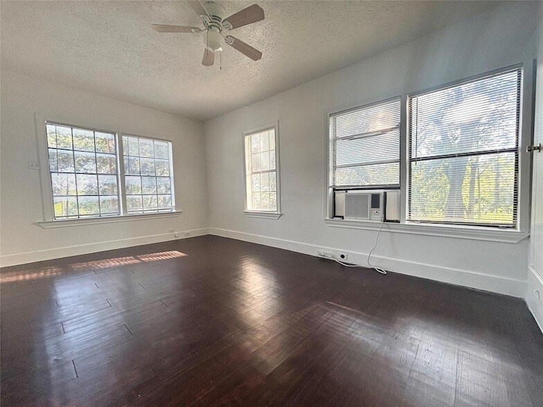 Foto principal - 3312 Oak Springs Dr