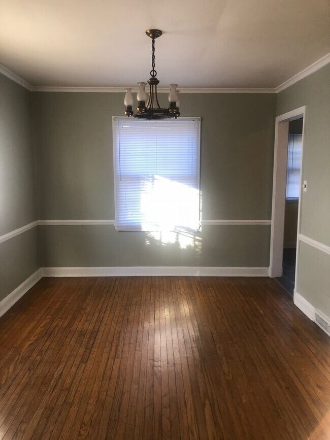 Building Photo - 3 Bedroom Town House/Appointment Only