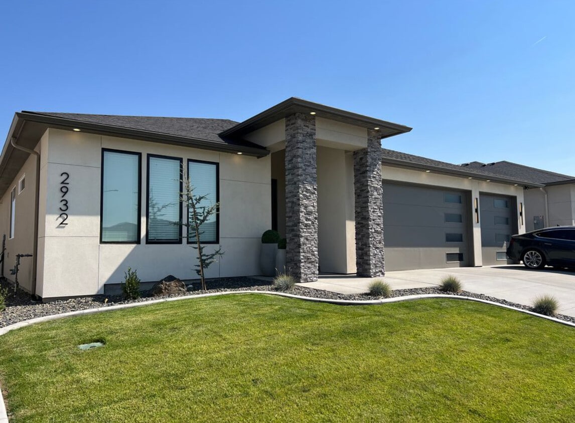 Primary Photo - 2932 Tarragon Ave