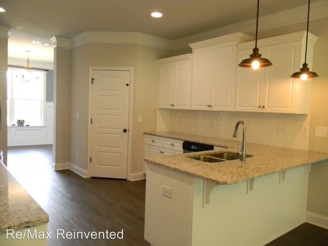 Building Photo - 5 br, 3 bath House - Swinton Pond 171