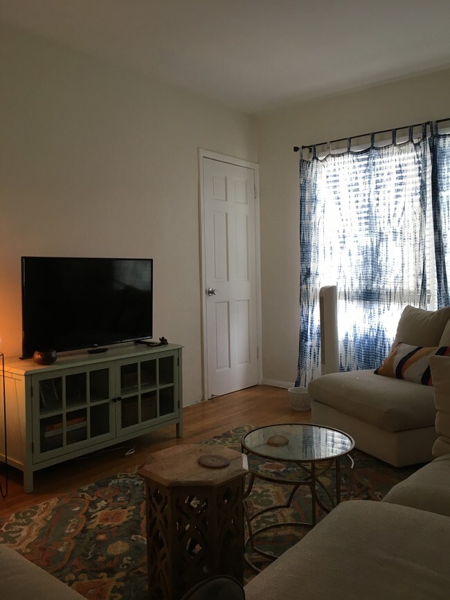 Living room, closet door - 1826 Pearl St
