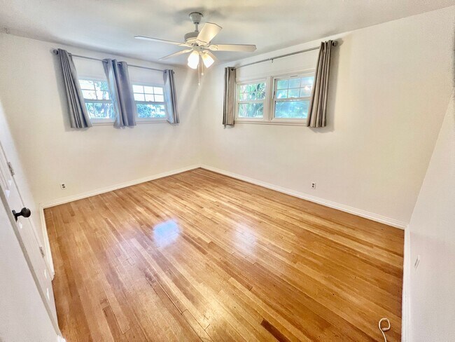 Foto del edificio - Walk to Beach, Garage, Yard, Hardwood Floo...