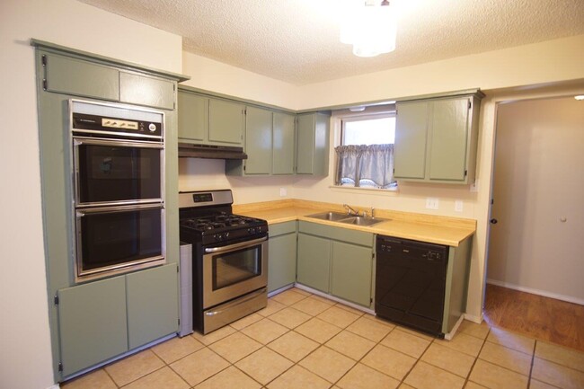 Building Photo - 812 W Silver Meadow Dr