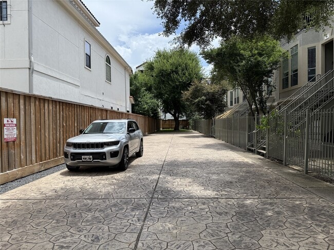 Building Photo - 118 Detering St