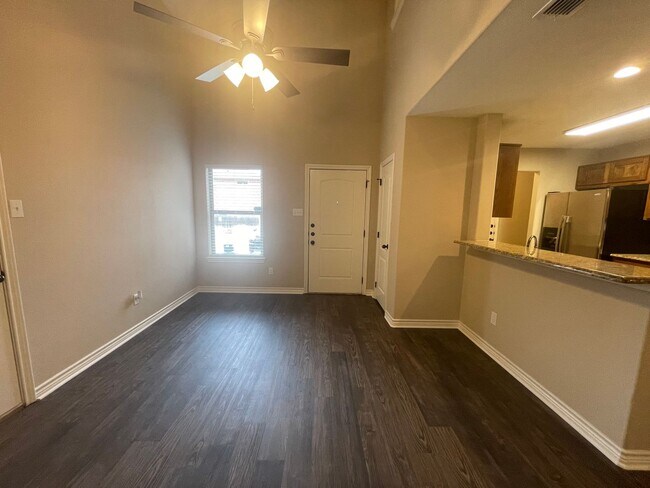 Foto del edificio - ~INVITING 3/2.5 Townhome Includes Granite in Kitchen & All Kitchen Appliances ((Brand New Vinyl F...