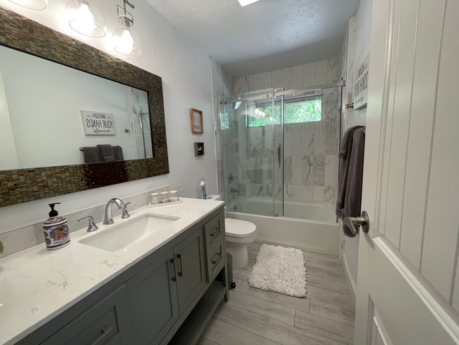 Guest Bath - 43750 Via Cielo