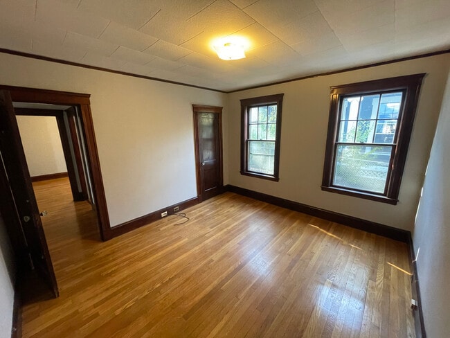 Building Photo - 55 Linden St