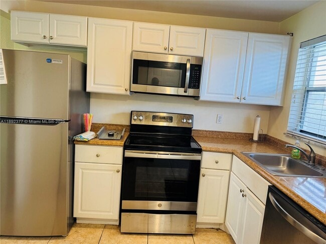 Foto del edificio - 8110 Sunrise Lakes Blvd