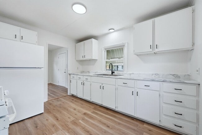 Building Photo - New 3 bedroom listing!