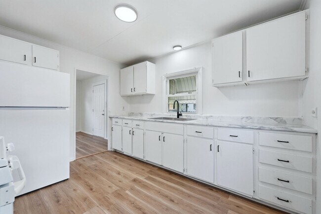 Foto del edificio - New 3 bedroom listing!