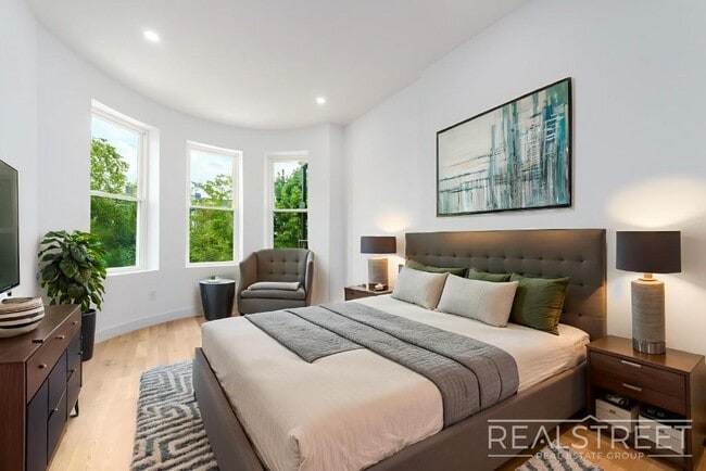 Building Photo - Brand New 3 Bed 2 Bath Parlor Floor in Rid...