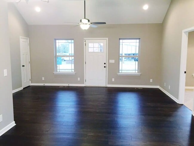 Building Photo - 705 Oak Dr