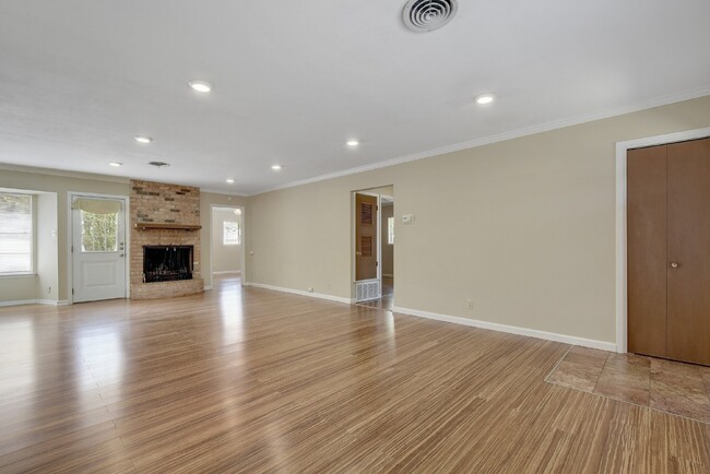 Building Photo - 7009 Deborah Dr