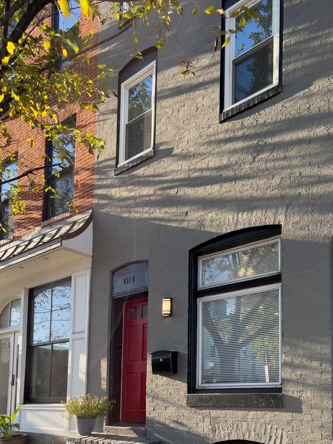 Building Photo - Beautifully renovated 3BR/3.5BA in Upper F...