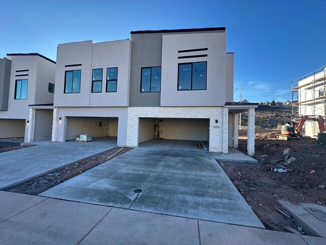 Building Photo - Brand New Townhome
