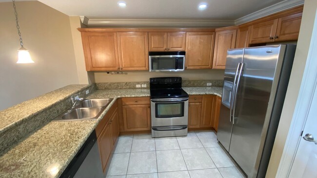 Building Photo - 3 Bedroom, 3 Bath Condo in Gateway at Rive...