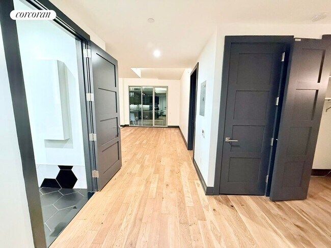 Building Photo - 10 Montieth St