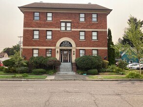 Building Photo - 1263 Oak St