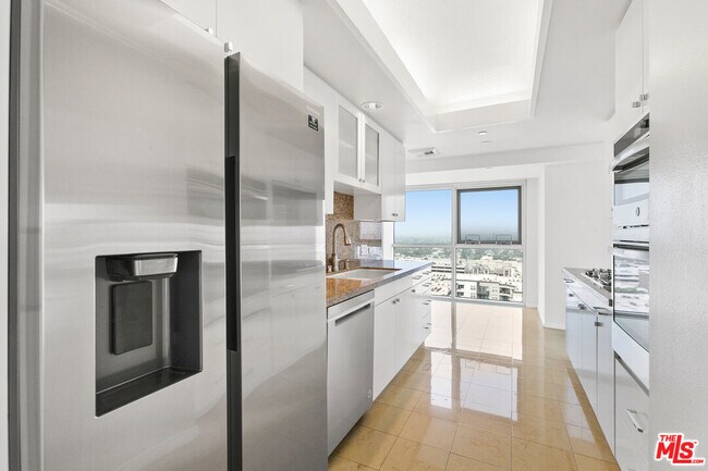 Building Photo - 13600 Marina Pointe Dr