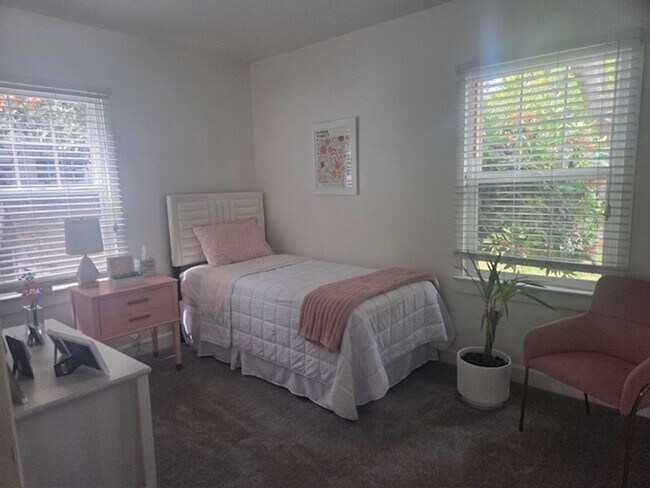 Foto del edificio - Charming 2 bedroom, 1 bathroom, single story cottage w/oversized garage