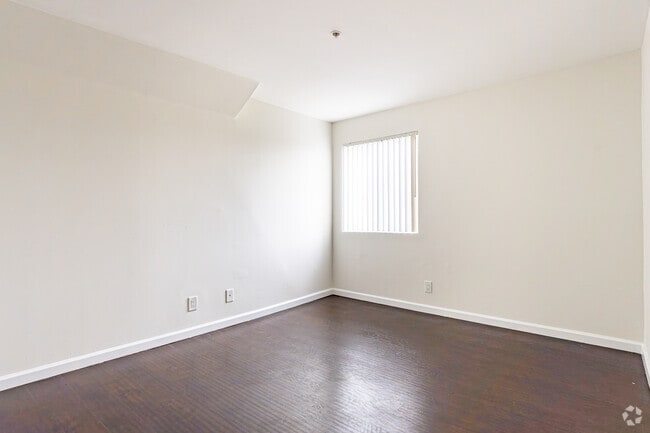2BR, 2BA - 850SF - Primary Bedroom - 750 S. Carondelet St.