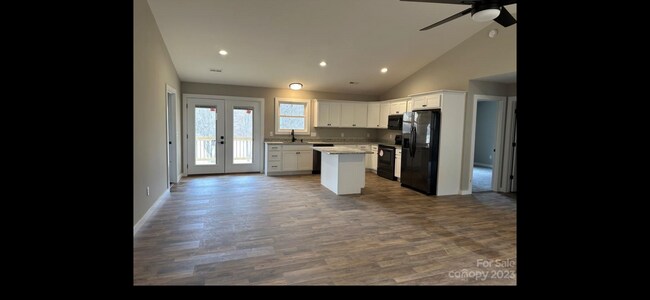 Foto del edificio - 923 Newfound Rd