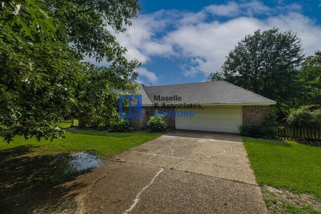Foto del edificio - 3 Bed/2 Bath House on a Corner lot in Brandon