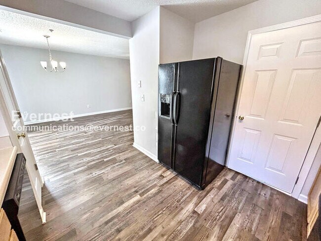 Foto del edificio - 204 Cottonwood Creek Cir