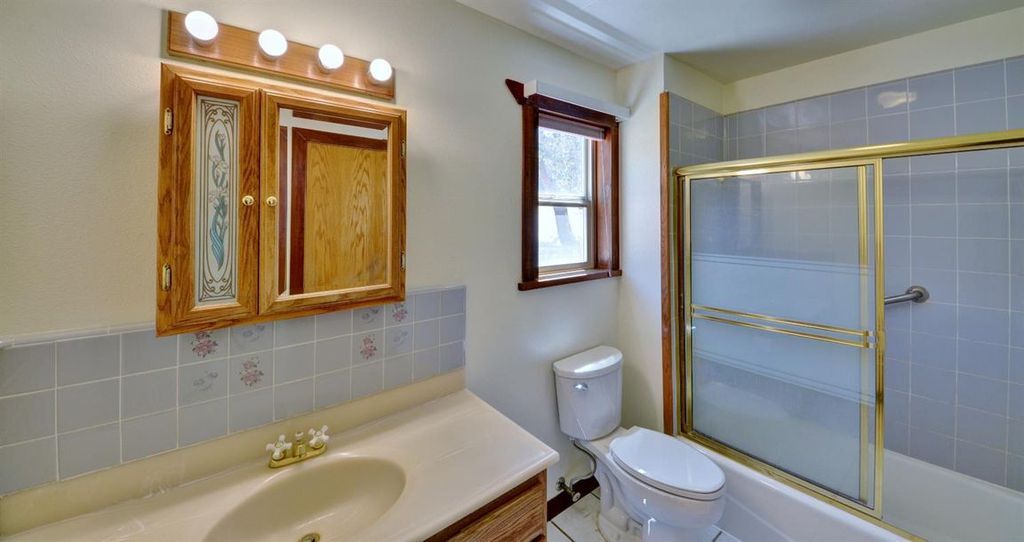 Primary Photo - 735 Forest Hills Dr