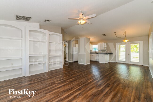 Foto del edificio - 904 NW 8th Pl