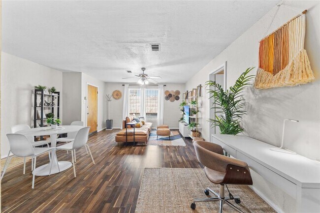 Building Photo - 6124 Long Dr