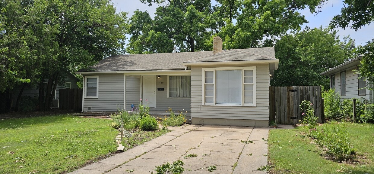 Primary Photo - 1109 S Yale St
