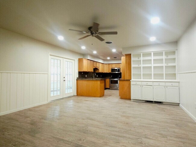 Foto del edificio - Beautiful 3 Bedroom Home With A Huge Bonus...