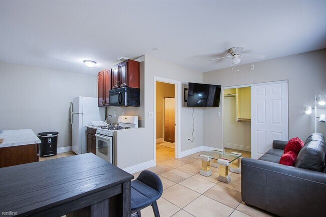 Foto del edificio - 1 br, 2 bath Duplex - 1012 Eugene Cernan S...