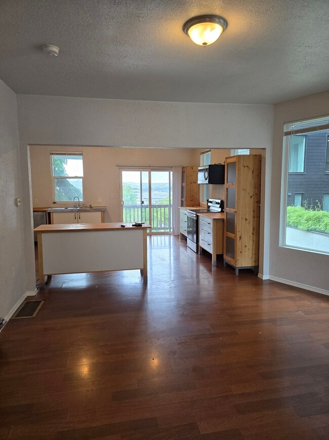 Foto del edificio - 1347 Fawcett Ave