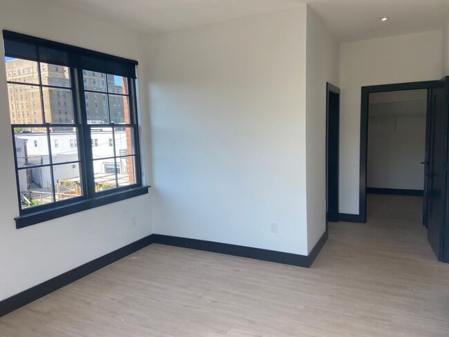 Building Photo - Stunning views from SE corner 2-bedroom ap...