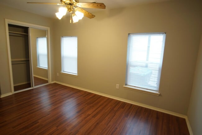 Building Photo - 702 N Redbud Dr