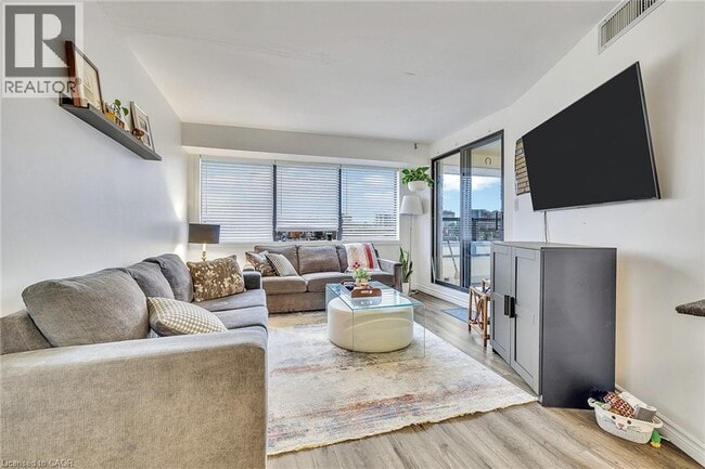 Photo du bâtiment - 100 Bronte Rd