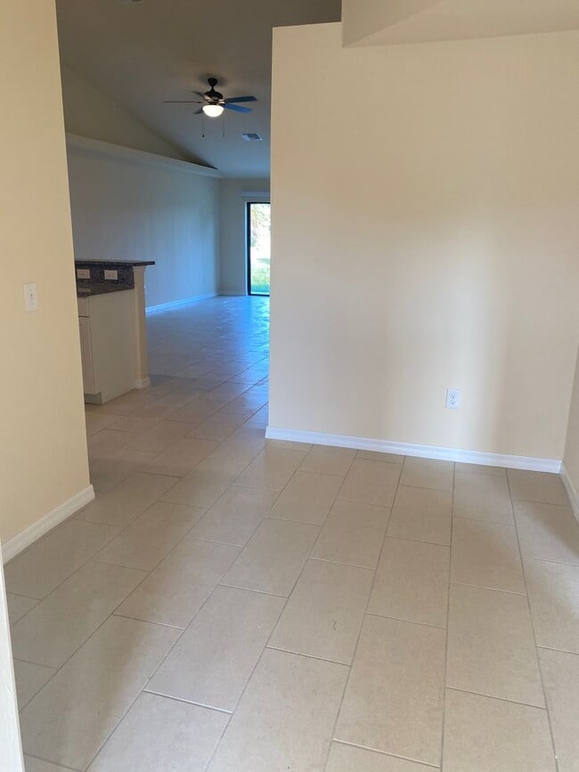 Building Photo - Like New Duplex with 3 Bedroom, 2 Bath and Garage