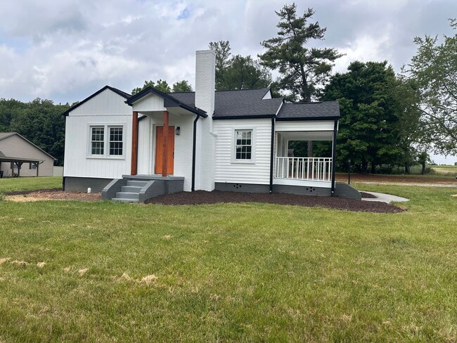Building Photo - 2 Bedroom One Story Home on Over an Acre Lot