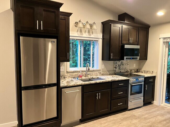 Kitchen with granite countertops - 7502 192nd Pl NE