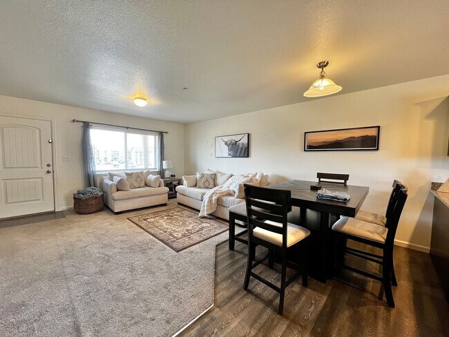 Foto del edificio - 2 Bedroom 2.5 bathroom Townhouse in Greeley