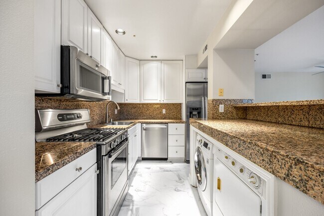 Foto del edificio - 3BR/2BA Condo w/ In-unit Laundry AND Parki...