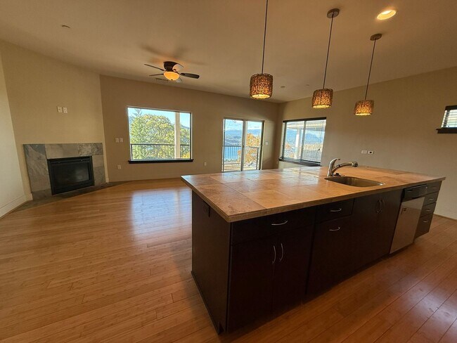 Foto del edificio - 2 Bedroom Townhouse For Rent In White Salmon