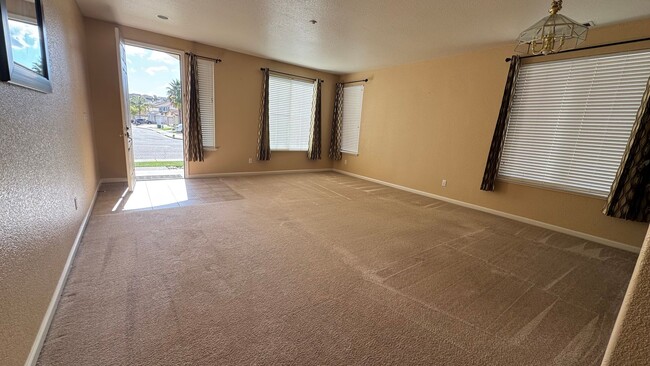 Foto del edificio - AVAILABLE!