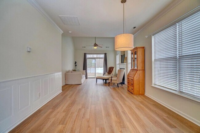 Building Photo - 3 Bedroom Townhouse in North Suffolk