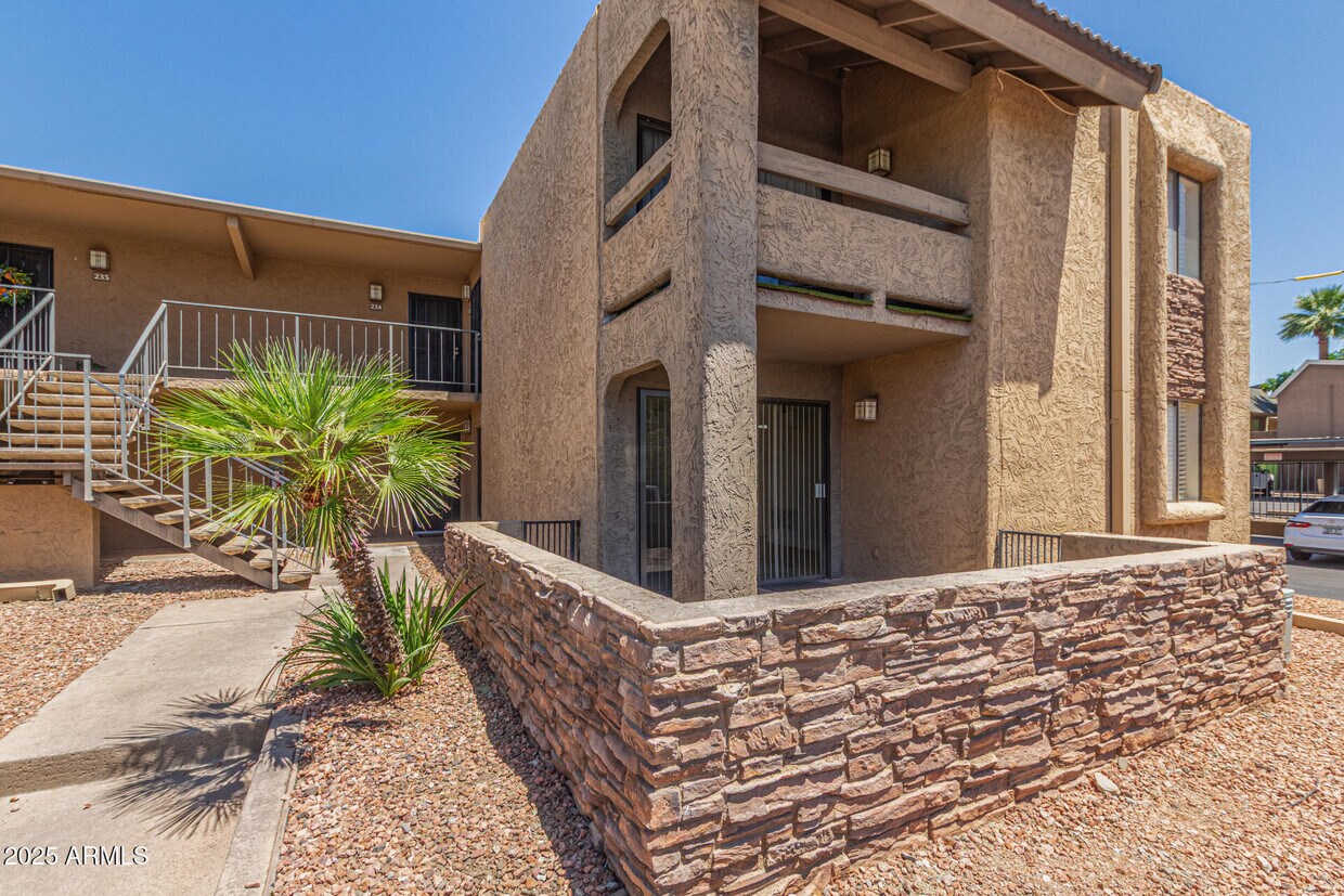 Primary Photo - 3825 E Camelback Rd